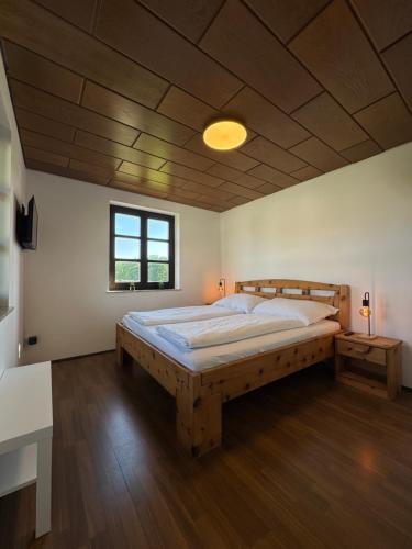 Una cama o camas en una habitación de Das Sonnenhut Kellerstöckl am Csaterberg