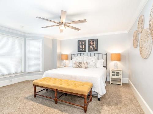 Un dormitorio con una cama y un ventilador de techo. en A Wave From It All, en Tybee Island