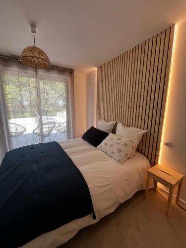 - une chambre avec un lit et une fenêtre avec une table dans l'établissement La Casa M, à Sainte-Hélène