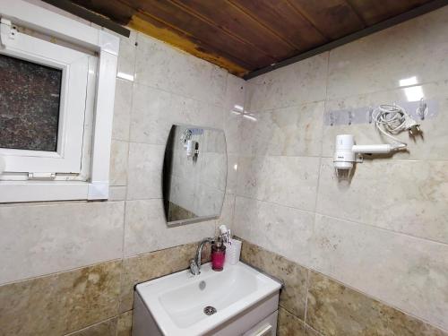 a bathroom with a sink and a mirror at Çay Pansiyon in Uzungöl
