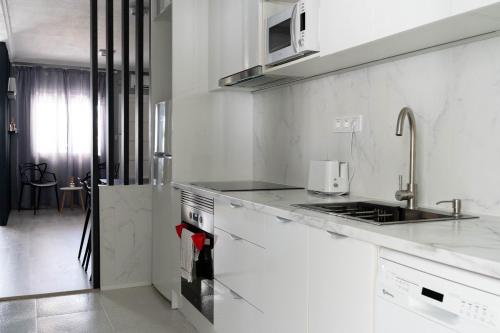 Dapur atau dapur kecil di Bungalow with a pool and a terrace