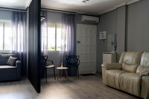 Ruang duduk di Bungalow with a pool and a terrace