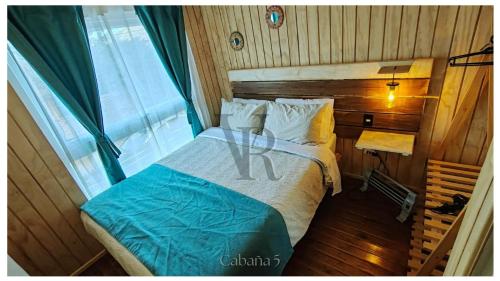 a small bed in a room with a window at Algarrobo playa Canelo Cabaña opción Tinaja in Algarrobo