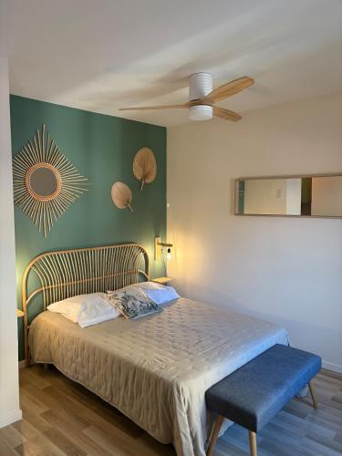 une chambre avec un lit et un ventilateur de plafond dans l'établissement Coeur de Moustiers pour 2 personnes, à Moustiers-Sainte-Marie