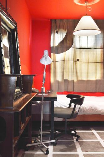 a room with a desk and a bed and a lamp at Apartment Hotel Shinjuku in Tokyo