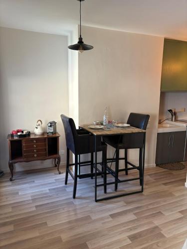 une salle à manger avec une table et des chaises et une cuisine dans l'établissement Coeur de Moustiers pour 2 personnes, à Moustiers-Sainte-Marie