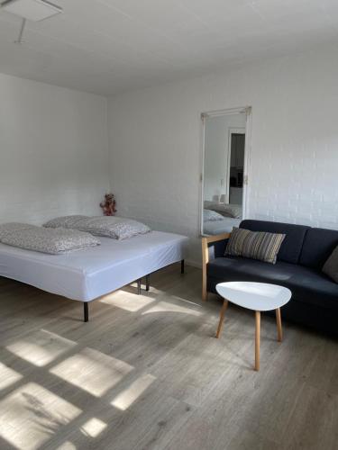 Ένα ή περισσότερα κρεβάτια σε δωμάτιο στο Apartment #1 with Wifi, close to city center, Beach and forrest