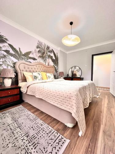เตียงในห้องที่ Kaira Homes Accomodations & Rentals
