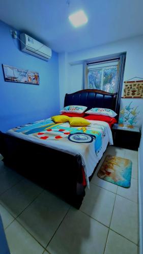 a bedroom with a bed in a blue room at Apartamento familiar frente al mar in Palo Grande
