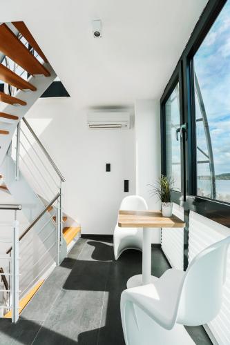 a room with stairs and a table and chairs at ADAC Segel Traumblick auf den See in Möhnesee