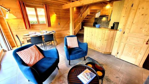 - un salon avec une table et des chaises dans une cabine dans l'établissement Résidence Hermitage Ii - Appartement proche centre et pistes MAE-2381, aux Gets
