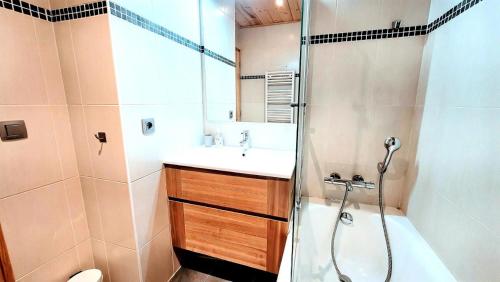 une salle de bain avec douche et lavabo dans l'établissement Résidence Hermitage Ii - Appartement proche centre et pistes MAE-2381, aux Gets