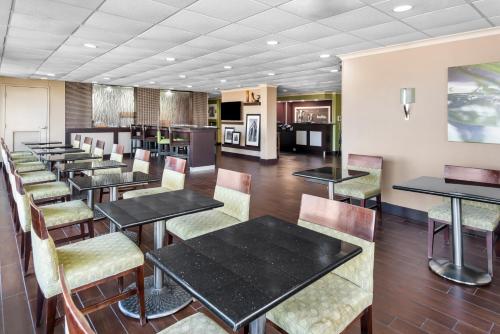 Una cocina o cocineta en Hampton Inn Indianapolis Northeast/Castleton
