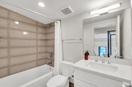 Ένα μπάνιο στο Elegant Stay Across From Fq W Free Parking