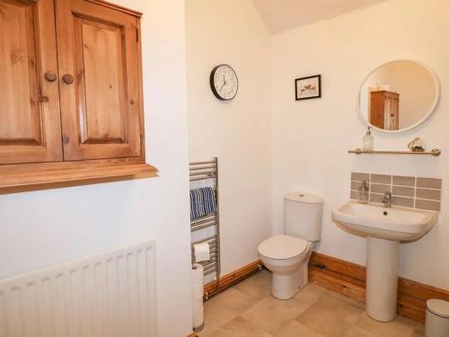 a bathroom with a toilet and a sink at Charming 3 Bed Cottage sleeps 5 in Totmonslow