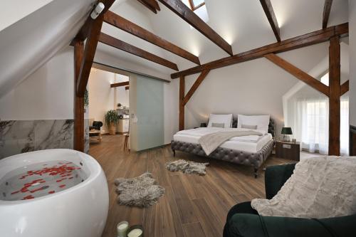 プラハにあるKaiserstein Palace Apartmentsのベッドとバスタブ付きの広い客室です。