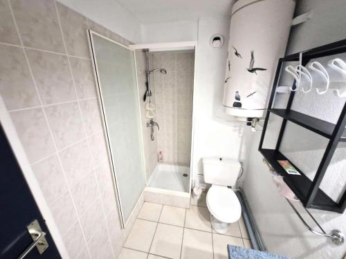 une salle de bain blanche avec toilettes et douche dans l'établissement Résidence Terrasses De La Mediterranee 3 - APPT T2 4 couchages PORT LEUCATE MAE-7604, à Port-Leucate