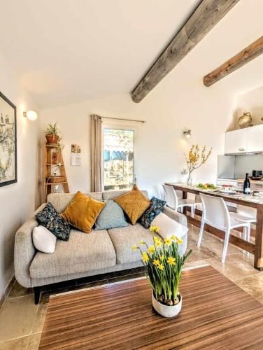 un salon avec un canapé et une cuisine dans l'établissement Gîte au Pont du Gard, à Castillon-du-Gard