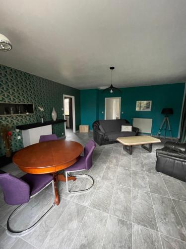 un salon avec une table et des chaises violettes dans l'établissement Maison de village avec extérieur, à Anse