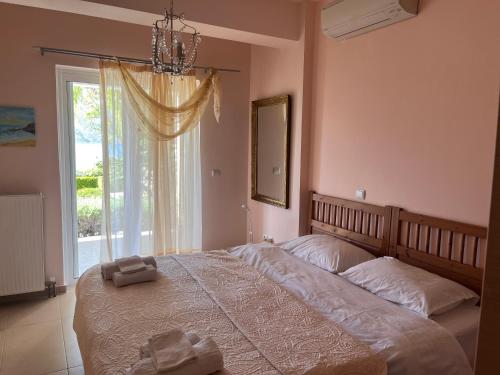 Ένα ή περισσότερα κρεβάτια σε δωμάτιο στο Skorponeria beachfront house