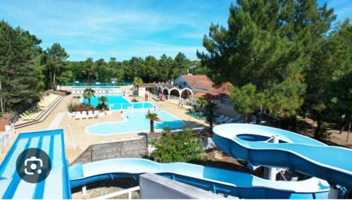 - une vue sur la piscine d'un parc aquatique dans l'établissement VICTORY-CELESTE 4 à 6 Places, à Saint-Jean-de-Monts