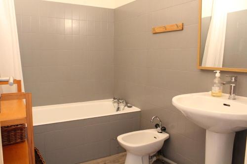 une salle de bain avec un lavabo, des toilettes et une baignoire dans l'établissement Appt 2 piècesPORT LA NOUVELLE PN550-018, à Port-la-Nouvelle