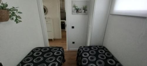 A bed or beds in a room at Appart Cosy T3 (Vue Mer et Piscine 4-5 pers)