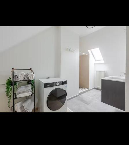 une cuisine avec une cuisinière et un évier dans l'établissement Apparemment neuf entrée indépendante, à Hœrdt