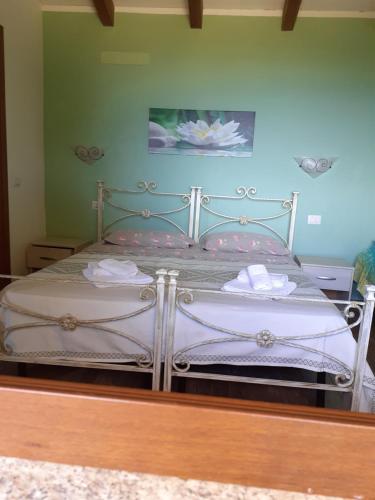 Postel nebo postele na pokoji v ubytování agriturismo gli olivastri appartamento corbezzolo con piscina e vista mare,climatizzatore,wifi