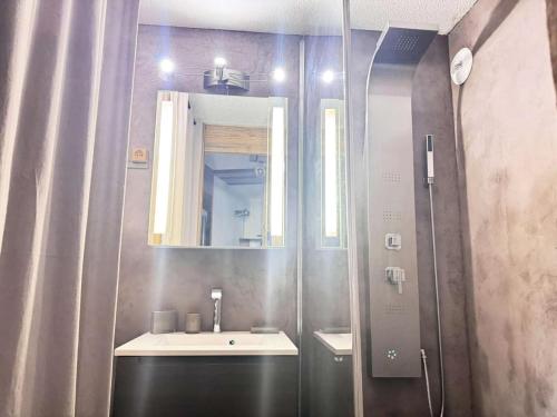 une salle de bain avec un lavabo et un miroir dans l'établissement Résidence Clairiere - La Clairière 20 - Très joli studio, calme et rénové avec goût MAE-0773, à Valmorel