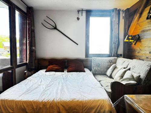 une chambre avec un lit, un canapé et une fenêtre dans l'établissement Résidence Clairiere - La Clairière 20 - Très joli studio, calme et rénové avec goût MAE-0773, à Valmorel