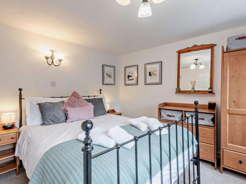 a bedroom with a bed and a mirror at 2 Bed in Grasmere SZ500 in Grasmere