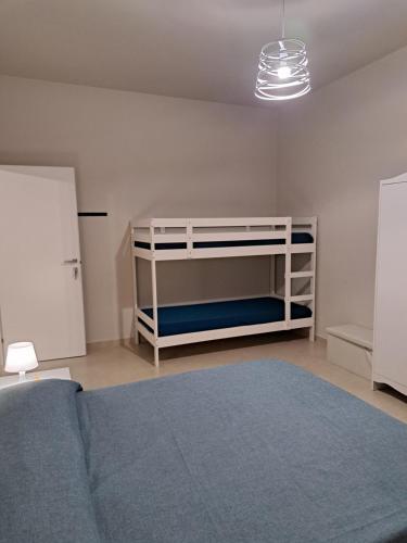 une chambre avec un lit et un lit superposé blanc dans l'établissement La casa di Titty, à Reggio de Calabre