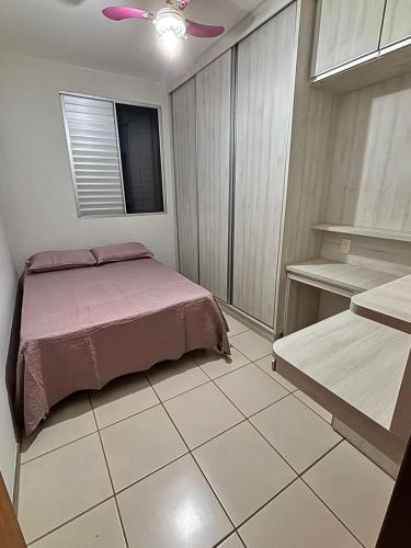 a bedroom with a bed and a ceiling fan at Excelente e amplo Apto 2 Q in Araguari