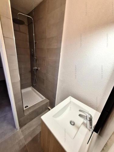 une salle de bain avec un lavabo et une douche dans l'établissement Résidence Port Nature Colline 5 - Studio 2 pers - Port Nature Colline 5 MAE-2844, au Cap d'Agde