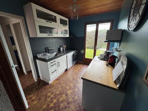une cuisine avec un évier et un plan de travail dans l'établissement Maison individuelle au calme, à Fort-Mahon-Plage