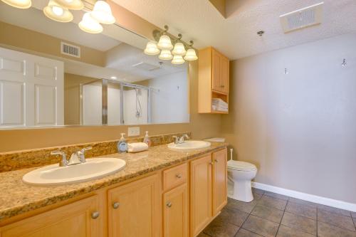 Ένα μπάνιο στο Oceanfront Corner Condo in North Myrtle Beach!