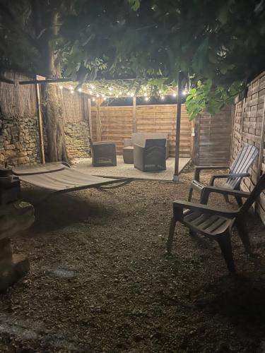 a picnic table and a bench in a yard at appart Pacificae in Remoulins