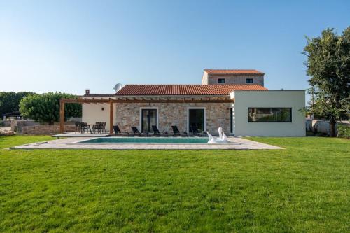 una casa con piscina in giardino di Villa Veduta a Bale (Valle)