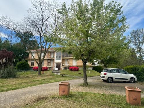 a white car parked in front of a house at Se dici in Cavaglià