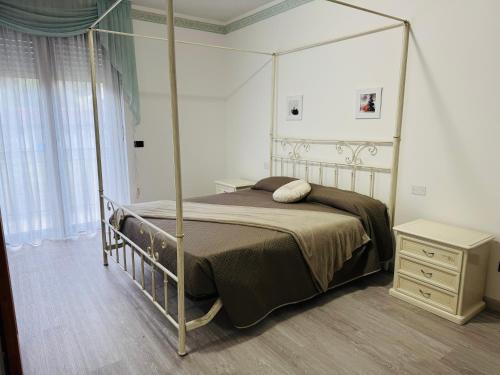 a bedroom with a canopy bed and a dresser at Se dici in Cavaglià