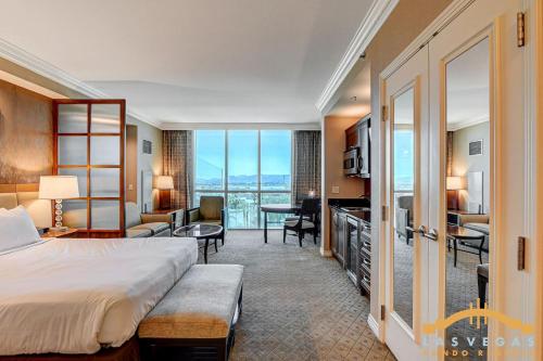 ein Hotelzimmer mit Bett und Wohnzimmer in der Unterkunft MGM Signature-06-716 Jacuzzi Studio in Las Vegas