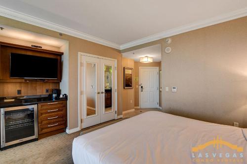 ein Schlafzimmer mit Bett und Flachbildfernseher in der Unterkunft MGM Signature-06-716 Jacuzzi Studio in Las Vegas