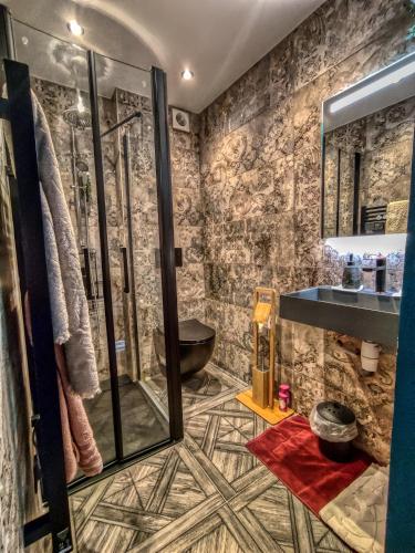 une salle de bain avec douche et lavabo dans l'établissement Suite d'exception, luxe, élégance et raffinement, à Aix-en-Provence