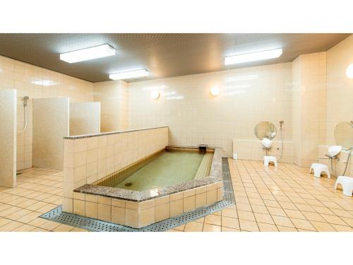 - une salle de bains avec une piscine au milieu dans l'établissement UE GARDEN RESORT - Vacation STAY 12034v, à Tōgane