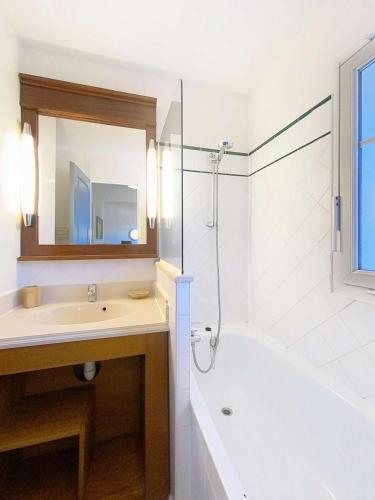 une salle de bain avec une baignoire, un lavabo et une douche dans l'établissement Résidence Lacanau Les Pins - Maison tout confort pour 6 personnes dans résidence de tourisme familiale avec piscine MAE-0923, à Lacanau