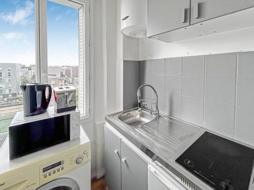 Η κουζίνα ή μικρή κουζίνα στο Studio cosy rénové, proche métro & Stade de France