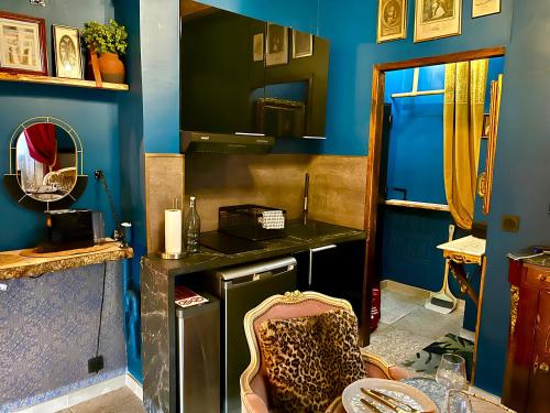 une chambre bleue avec une table et une chaise dans l'établissement Suite d'exception, luxe, élégance et raffinement, à Aix-en-Provence