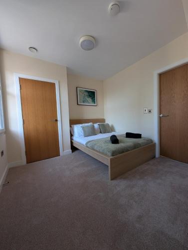 Ένα ή περισσότερα κρεβάτια σε δωμάτιο στο West Yorkshire Apartment