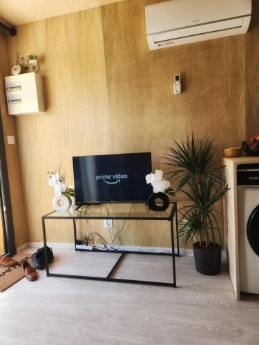 a television sitting on a table in a room at Chalet avec vue et jardin calme Paris Saclay - 5min RER B in Palaiseau